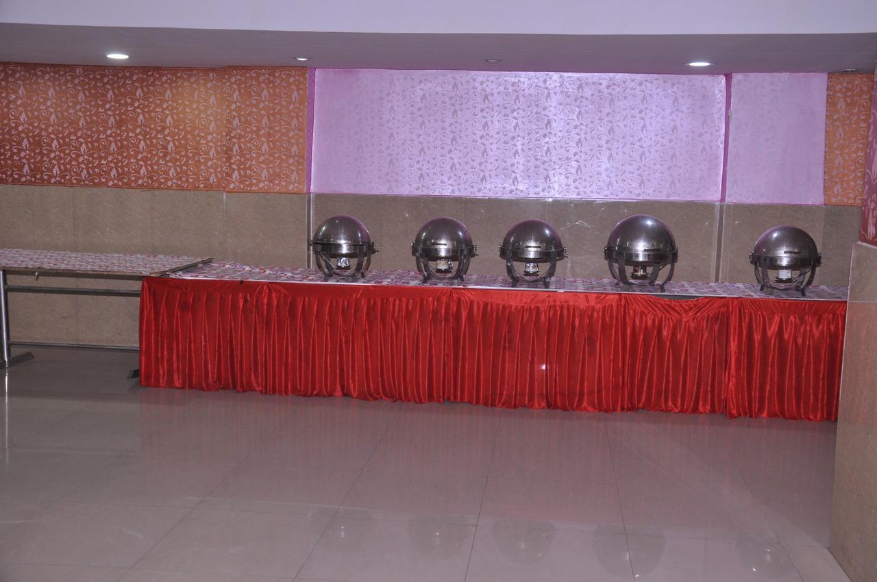 Hotel Samrat Kaushambi ガーズィヤーバード エクステリア 写真