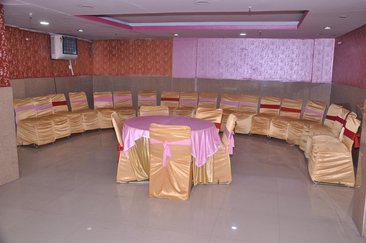 Hotel Samrat Kaushambi ガーズィヤーバード エクステリア 写真