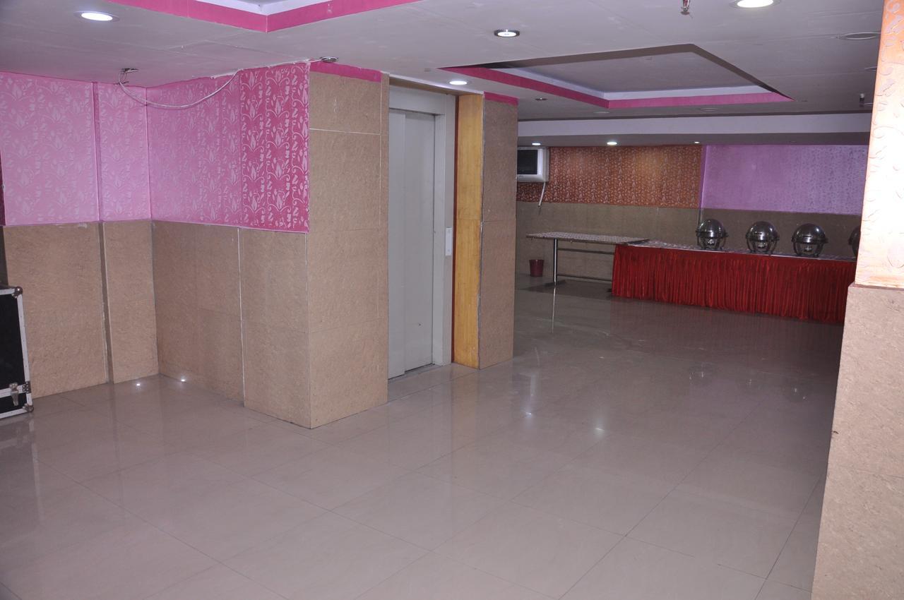 Hotel Samrat Kaushambi ガーズィヤーバード エクステリア 写真
