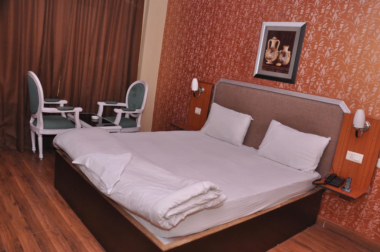 Hotel Samrat Kaushambi ガーズィヤーバード エクステリア 写真