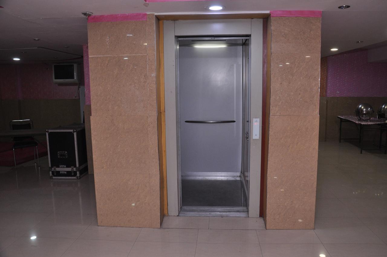 Hotel Samrat Kaushambi ガーズィヤーバード エクステリア 写真