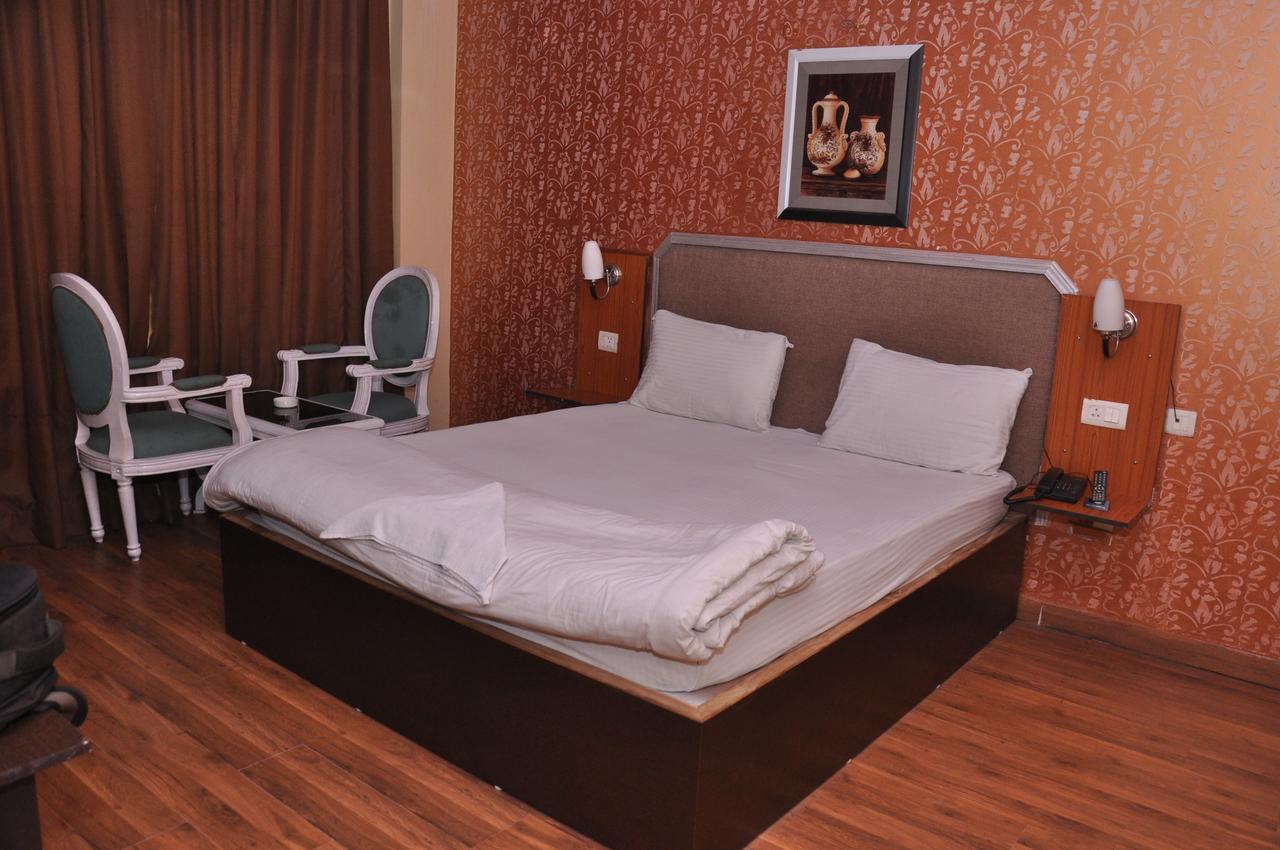 Hotel Samrat Kaushambi ガーズィヤーバード エクステリア 写真
