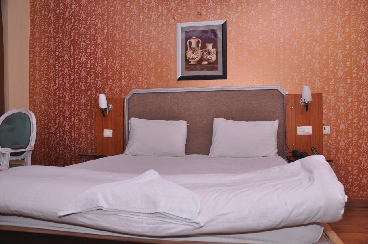 Hotel Samrat Kaushambi ガーズィヤーバード エクステリア 写真