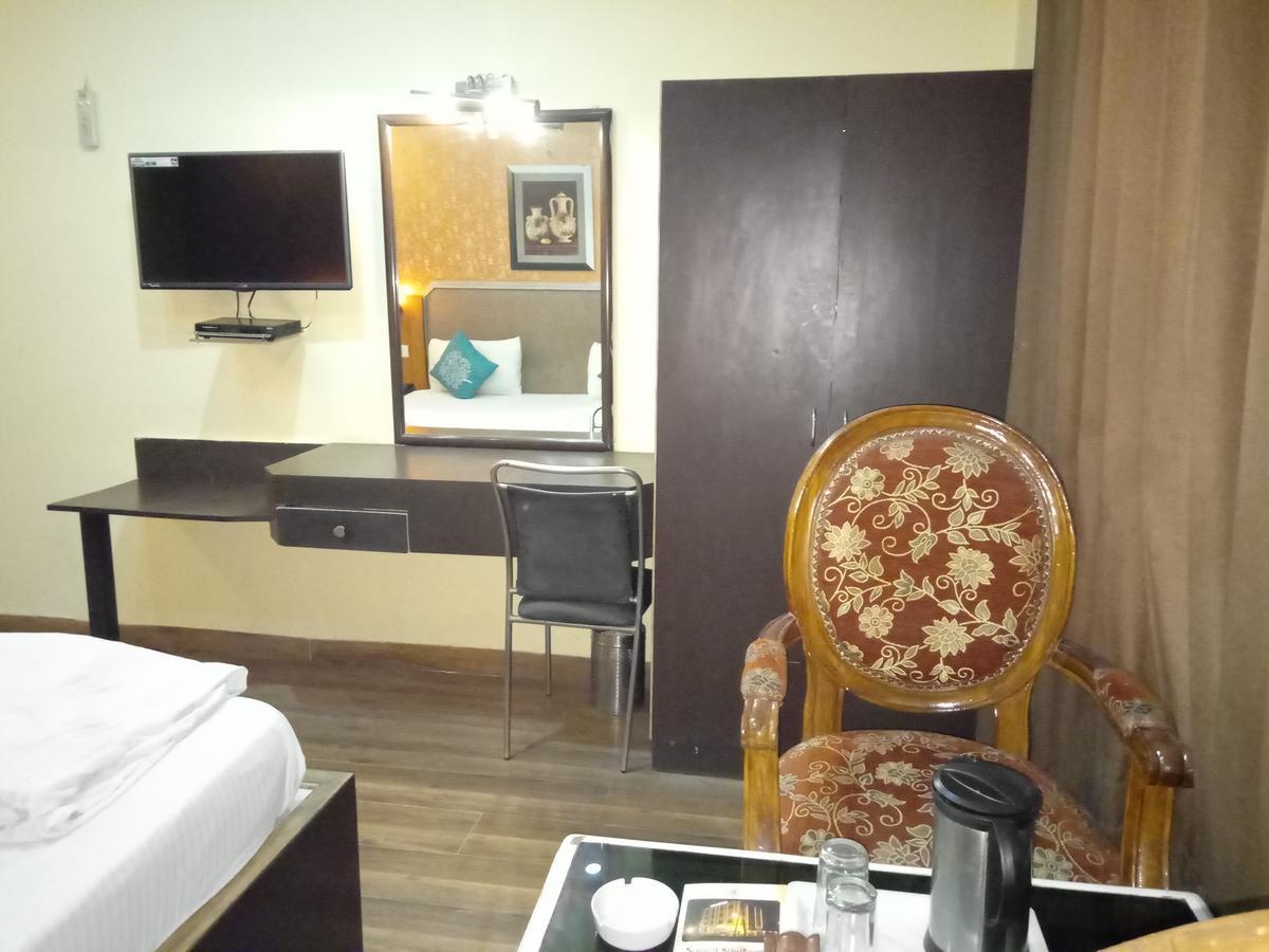 Hotel Samrat Kaushambi ガーズィヤーバード エクステリア 写真