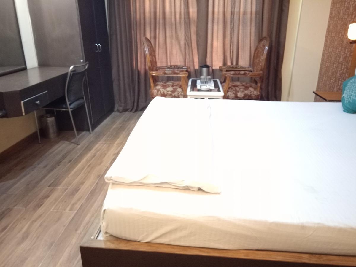 Hotel Samrat Kaushambi ガーズィヤーバード エクステリア 写真
