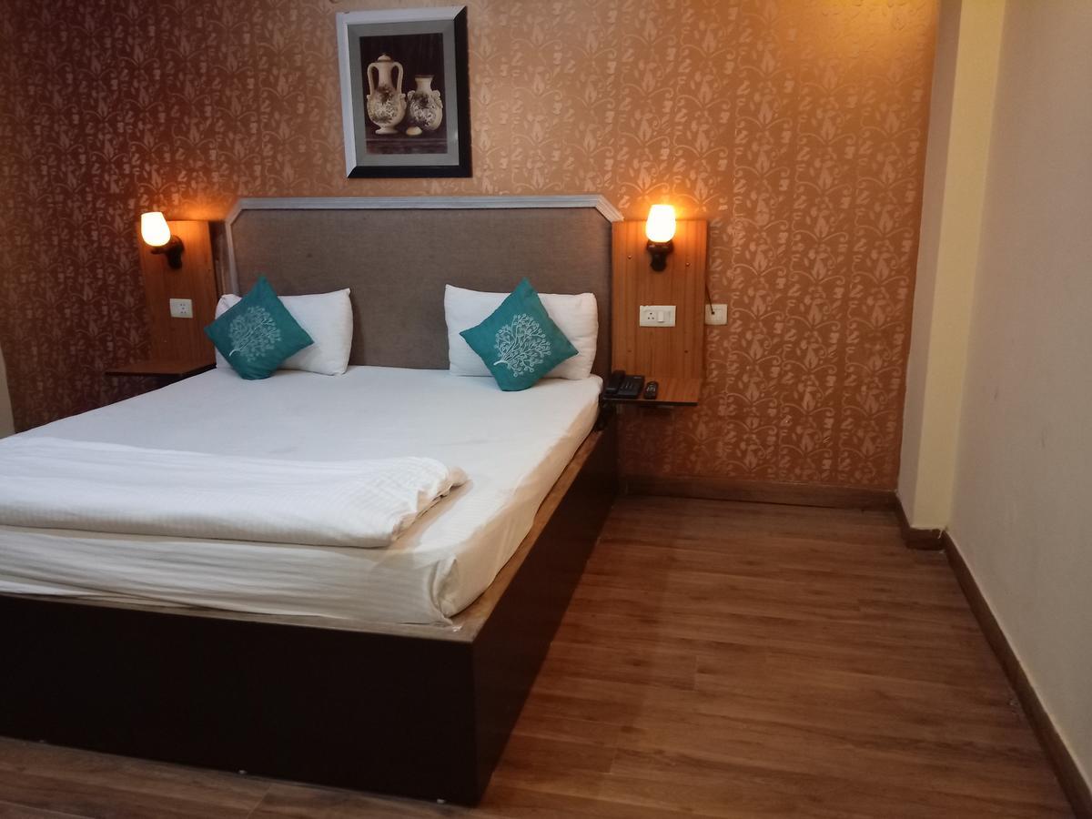 Hotel Samrat Kaushambi ガーズィヤーバード エクステリア 写真