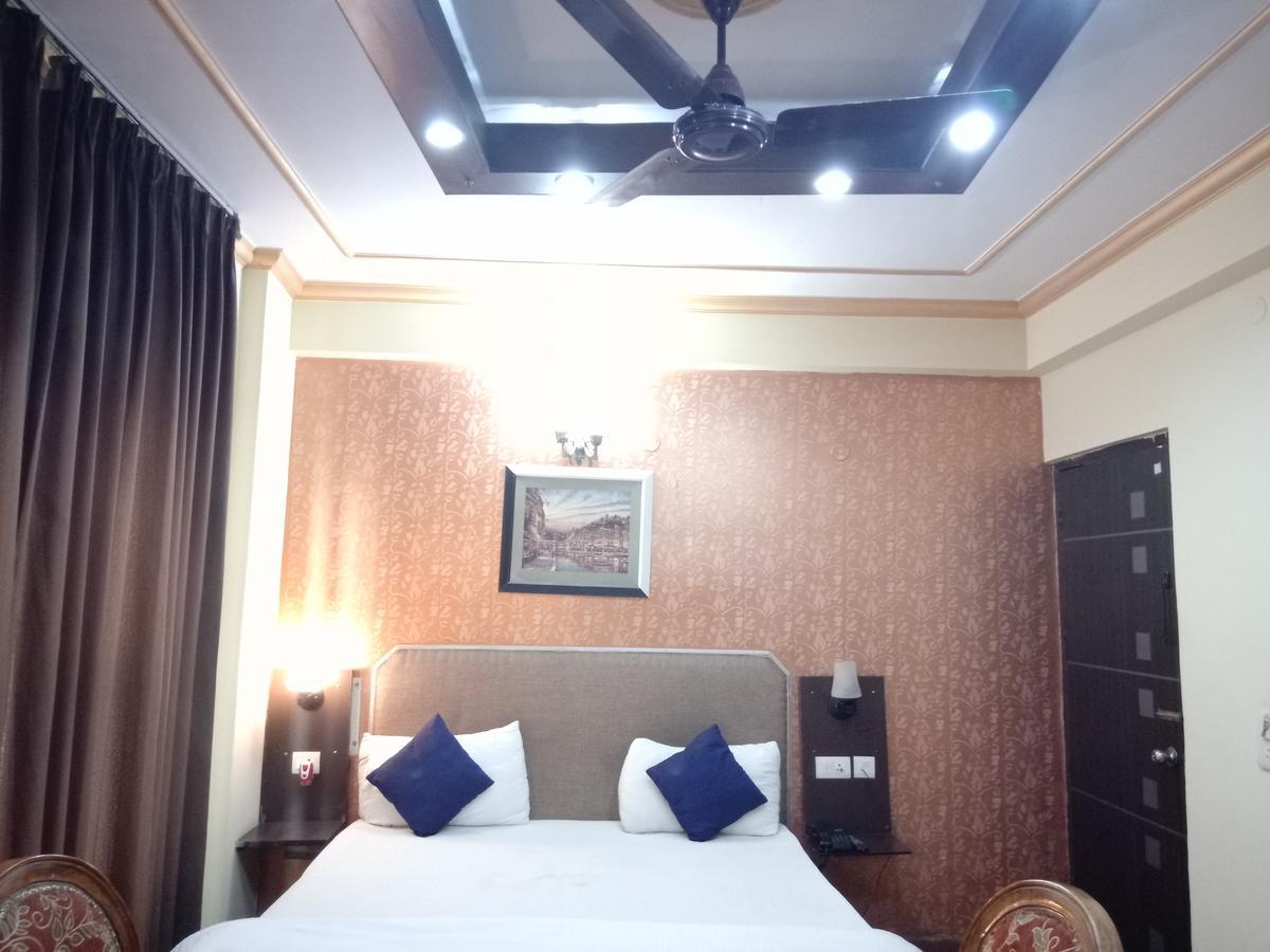 Hotel Samrat Kaushambi ガーズィヤーバード エクステリア 写真