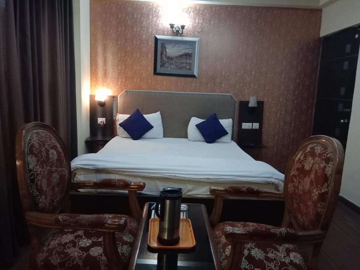 Hotel Samrat Kaushambi ガーズィヤーバード エクステリア 写真