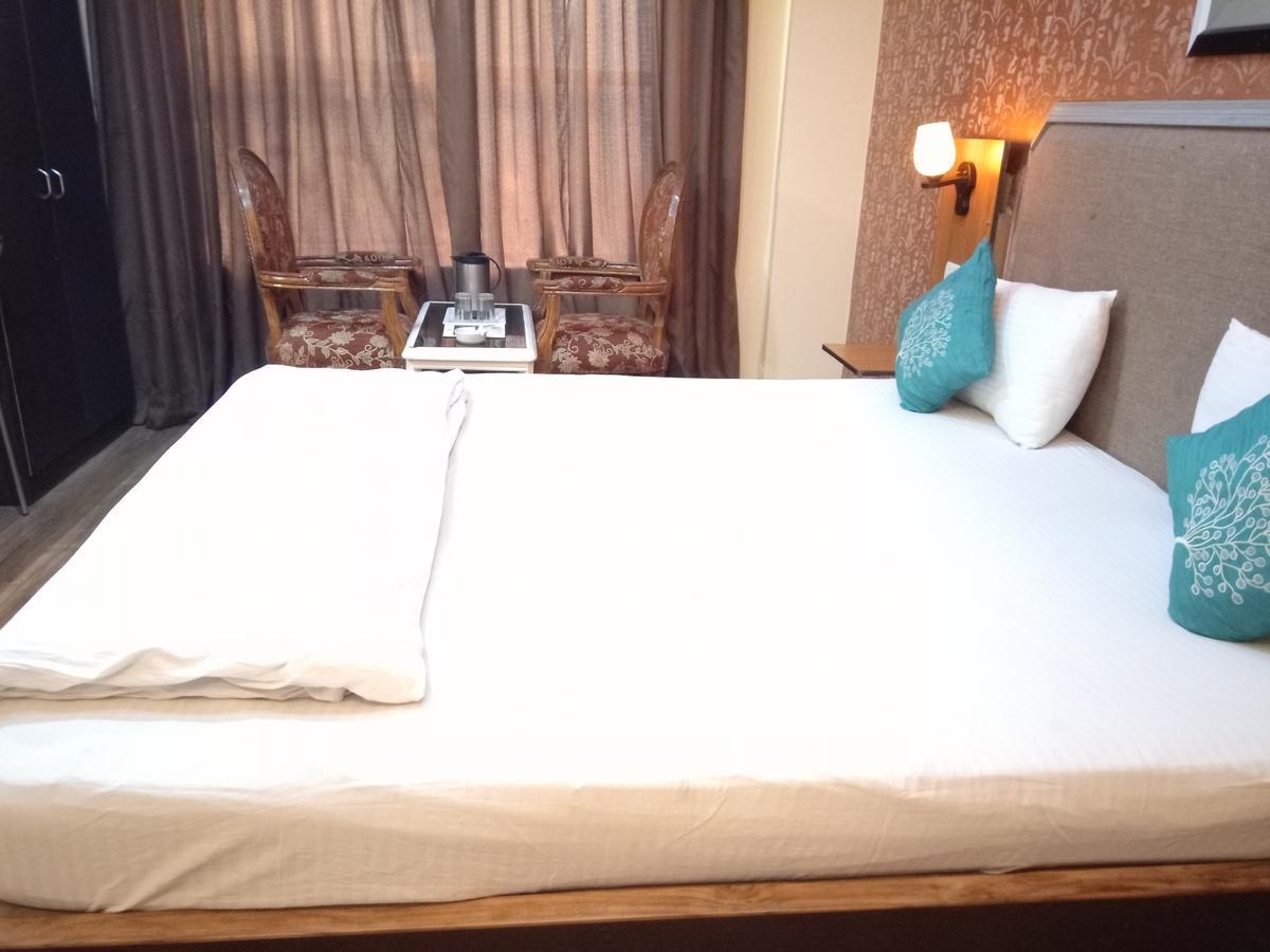 Hotel Samrat Kaushambi ガーズィヤーバード エクステリア 写真