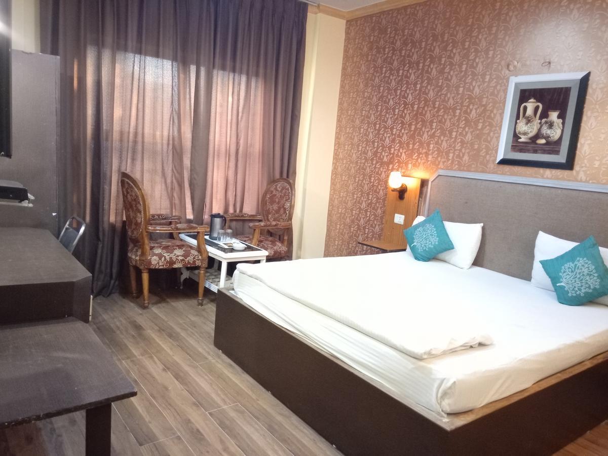 Hotel Samrat Kaushambi ガーズィヤーバード エクステリア 写真