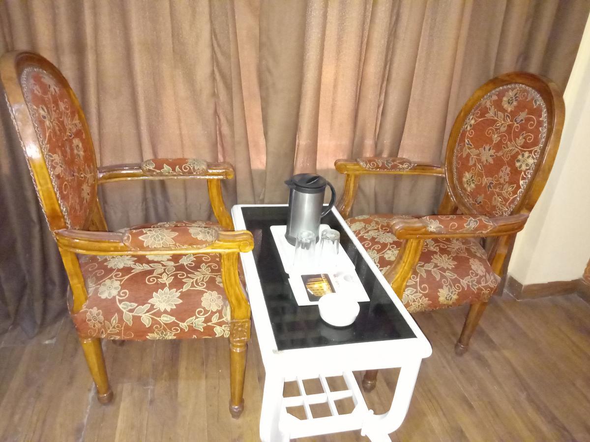 Hotel Samrat Kaushambi ガーズィヤーバード エクステリア 写真