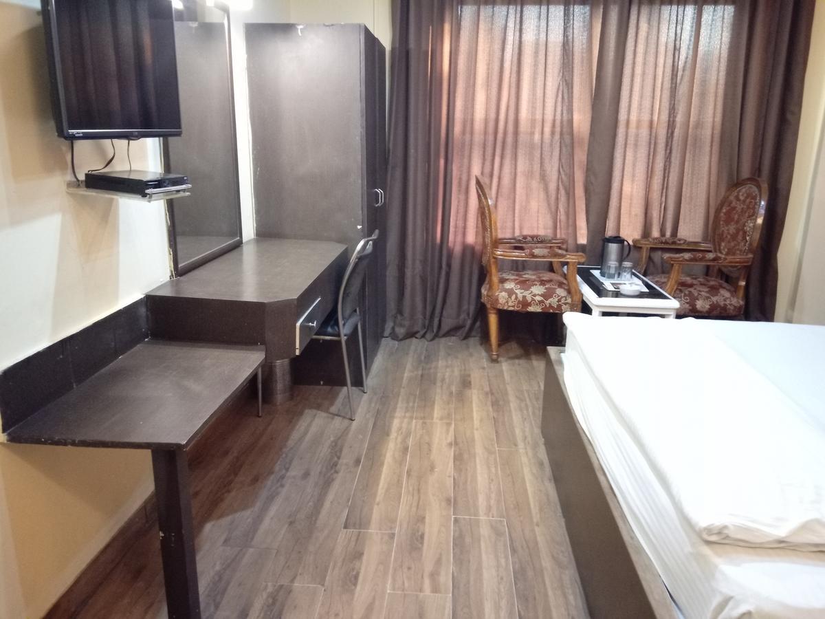 Hotel Samrat Kaushambi ガーズィヤーバード エクステリア 写真