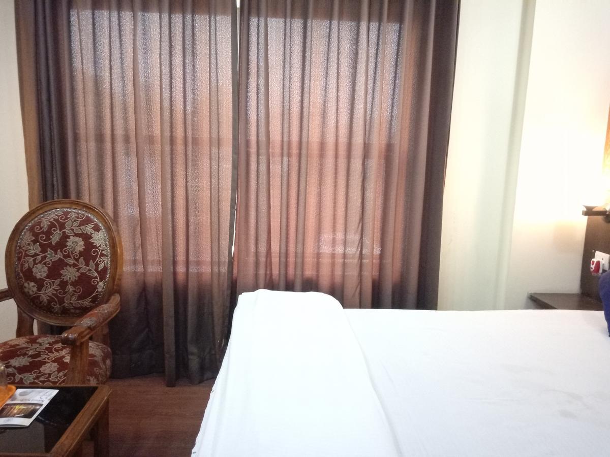 Hotel Samrat Kaushambi ガーズィヤーバード エクステリア 写真