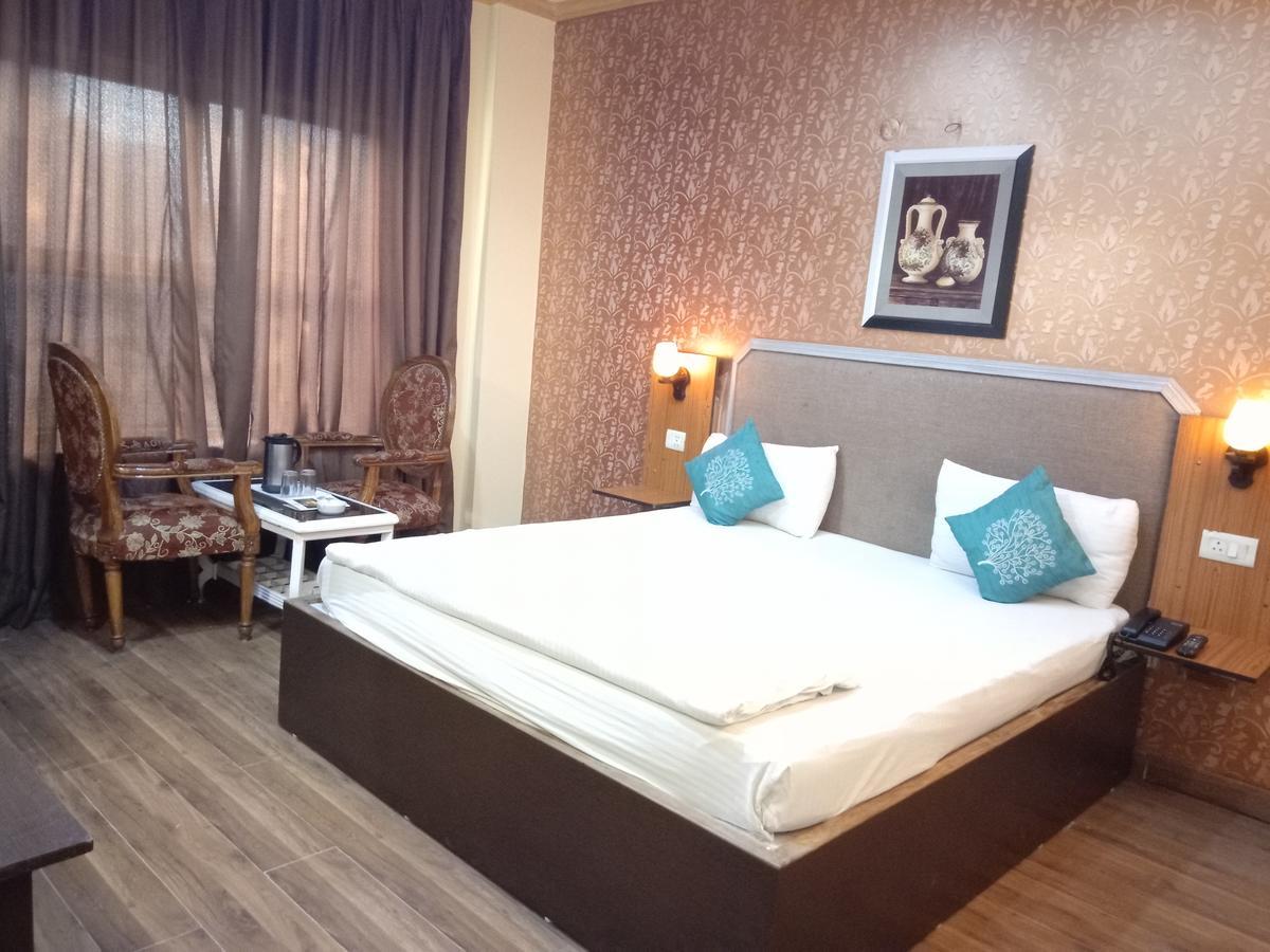 Hotel Samrat Kaushambi ガーズィヤーバード エクステリア 写真