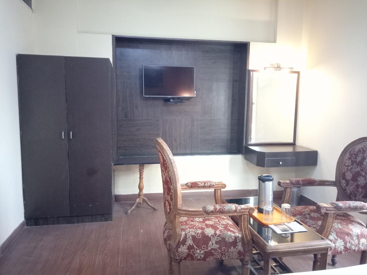 Hotel Samrat Kaushambi ガーズィヤーバード エクステリア 写真