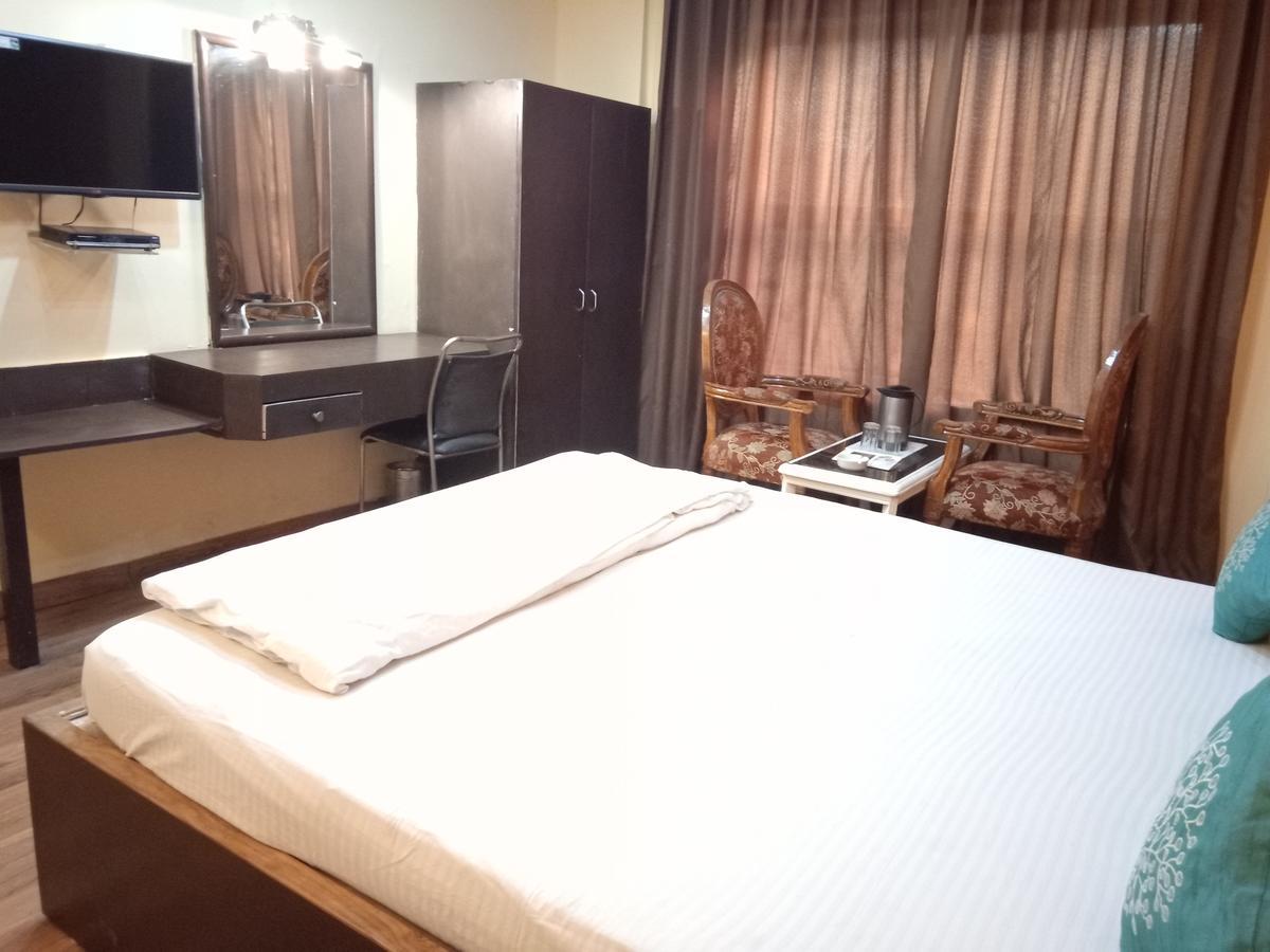 Hotel Samrat Kaushambi ガーズィヤーバード エクステリア 写真