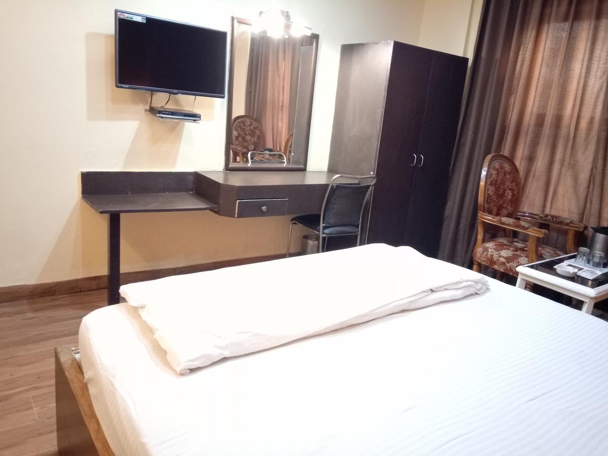 Hotel Samrat Kaushambi ガーズィヤーバード エクステリア 写真